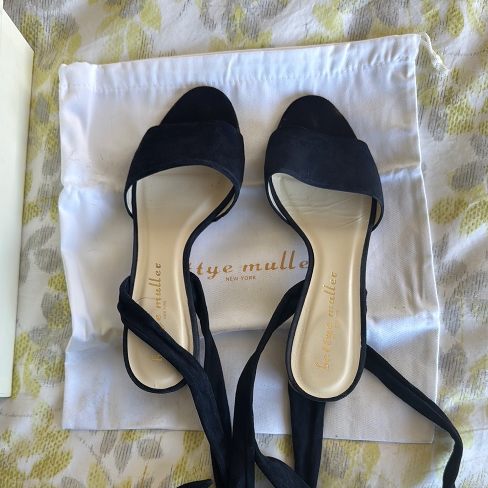 Bettye Muller Essence Block Heel Ankle Wrap Sandal in Navy Kid Suede Size 39